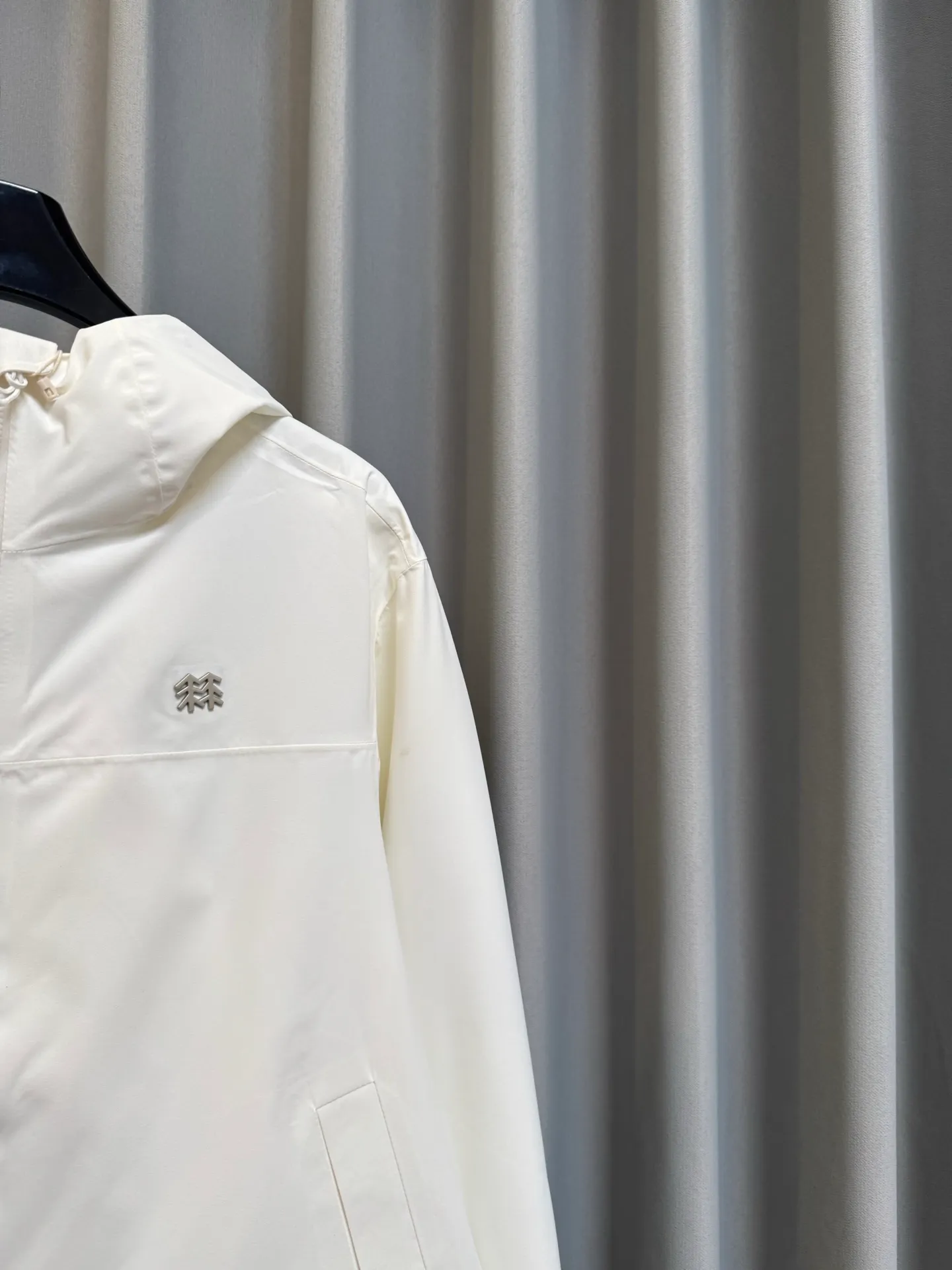 [Premium Reproduction] KOLON SPORT 26fw 2L Short Soft Shell Jacket Loose Waterproof Windproof Wear-Resistant Breathable Jacket (Milk White) Originally developed by b. The top version of this women's jacket is made of polyester fabric, with waterproof, windproof, and Wear-Resistant properties. It is equipped with a waterproof zipper. The hood, cuffs, and hem are adjustable and have a loose fit. It is suitable for summer outdoor scenes and can also be used for daily commuting. It not only meets the needs of basic outdoor protection, but also has a dazzling color design, taking into account both practicality and appearance. It is suitable for women who pursue professional outdoor functions and value the dressing effect. It is positioned as a practical model that takes into account both outdoor and daily life. Look for the version. Size：xs/s/m/l/xl